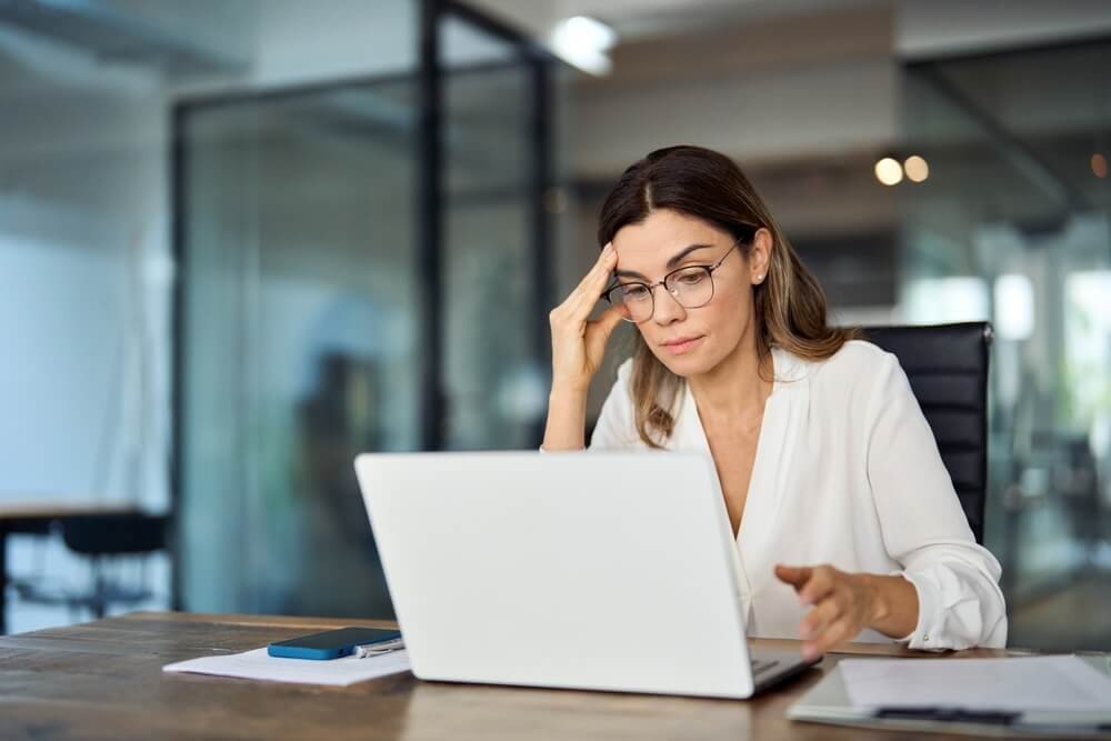 Worried woman on the laptop