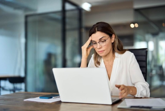 Worried woman on the laptop